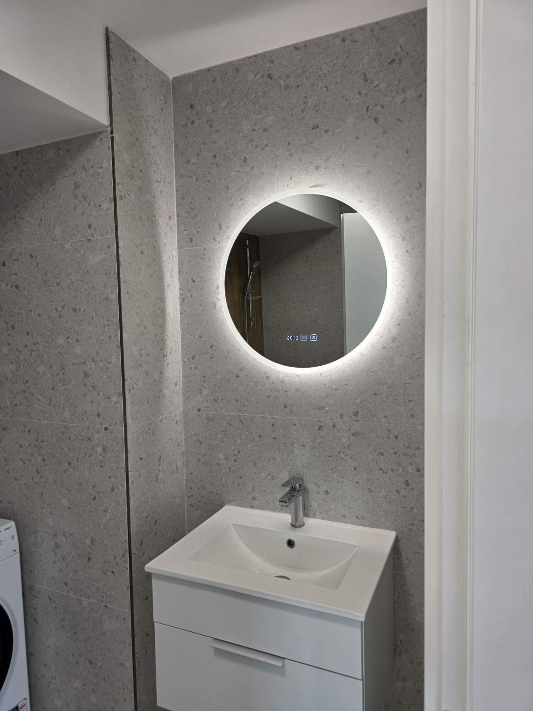 Baie cu oglindă cu LED și mobilier de lavoar montate